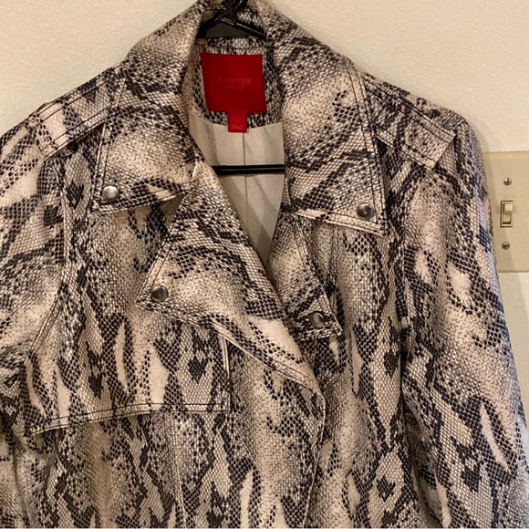 Jennifer Lopez Women’s Snake Skin Print Moto Cropped Faux Leather Jacket Size XS - Picture 3 of 9